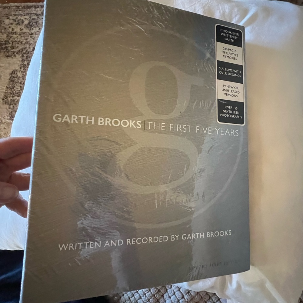 Garth Brooks - Book & Music & Unseen Photos - The First 5 Years (Never Opened.)